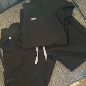 Black Medium Petite FIGS Jogger pants and Medium One Pocket scrub Top